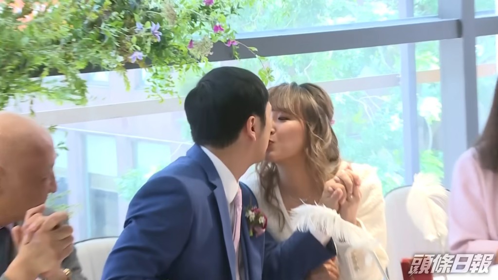 交換完戒指，兩人嘴對嘴錫錫。